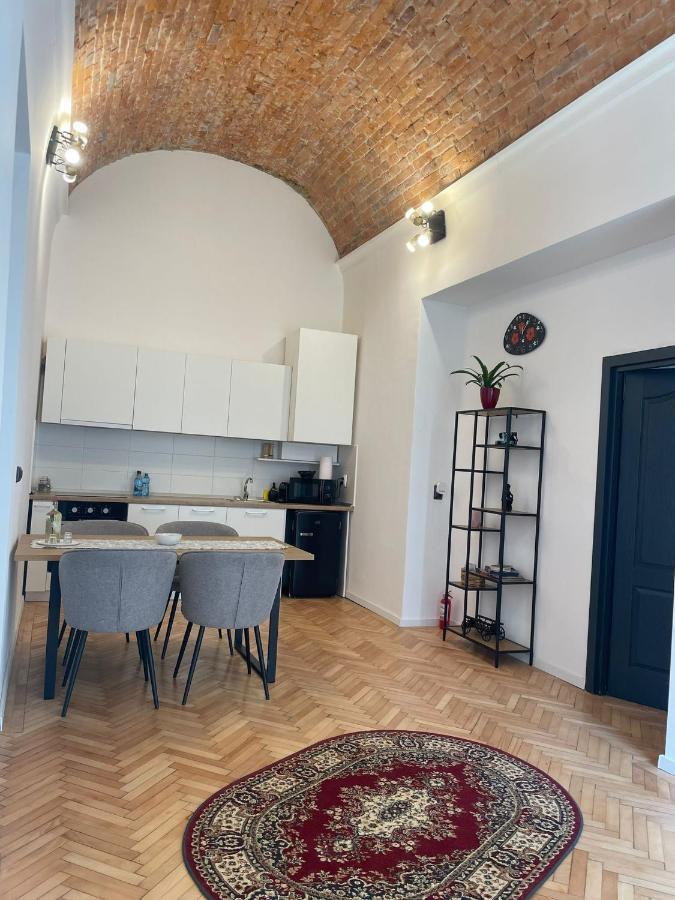 Central Apartment With 2 Bedrooms And 2 Bathrooms Oradea Exterior foto