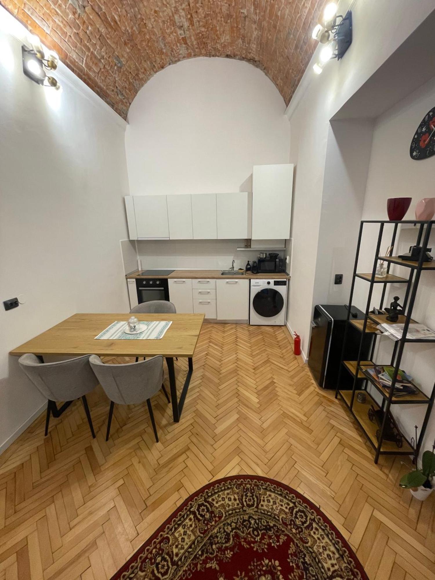 Central Apartment With 2 Bedrooms And 2 Bathrooms Oradea Exterior foto